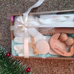 Women's spa kit. 7 piece brand new in box.